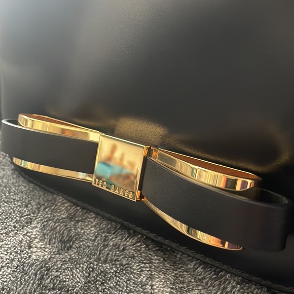 NWOT Ted Baker Beesome Slim Bow
Mid crossbody handbag,  8"x7.5"x2.25" BLACK - Picture 13 of 14